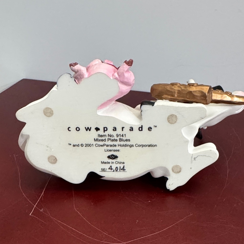 CowParade "Mixed Plate Blues" figurine, model #9141 (retired) 2001 - Picture 9 of 9